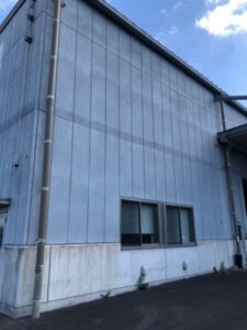 成田市にて物流倉庫の補修工事〈雨漏り修理・屋根、外壁塗装〉の施工前写真