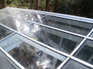 千葉市花見川区にて雨漏り修理〈ガラス屋根、窓枠のシール工事・防水工事〉
