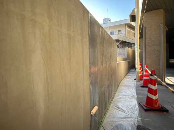 千葉市中央区にて塗装工事・公共工事〈外構壁の塗装〉の施工前写真