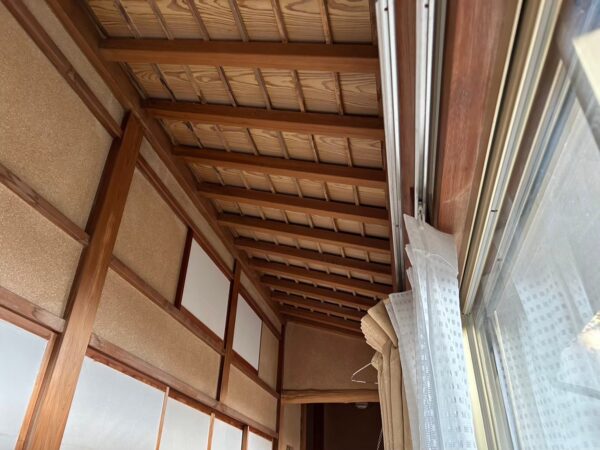 千葉市稲毛区にて木部のアク洗い〈縁側木部のアク洗い工事〉の施工前写真