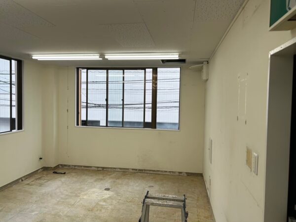 千葉市中央区にて内部塗装〈空きテナントの内装塗装〉の施工前写真