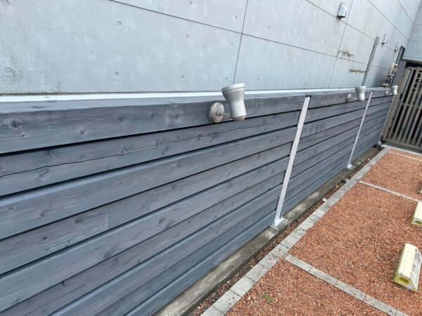 千葉市稲毛区にて店舗外構の目隠しフェンス塗装工事の施工後写真