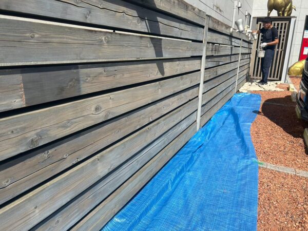 千葉市稲毛区にて店舗外構の目隠しフェンス塗装工事の施工前写真