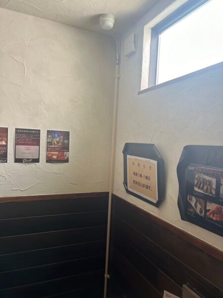 千葉市花見川区にて店舗内ガス管塗装工事の施工前写真