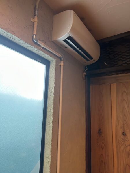 千葉市花見川区にて店舗内ガス管塗装工事の施工前写真