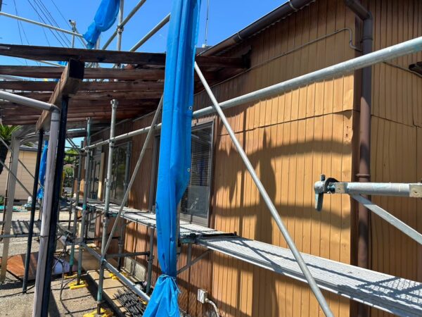 千葉市稲毛区にて外壁塗装・屋根塗装〈トタン外壁・波板スレート改修〉の施工前写真