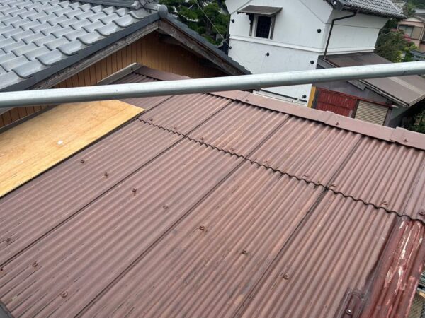 千葉市稲毛区にて外壁塗装・屋根塗装〈トタン外壁・波板スレート改修〉の施工前写真
