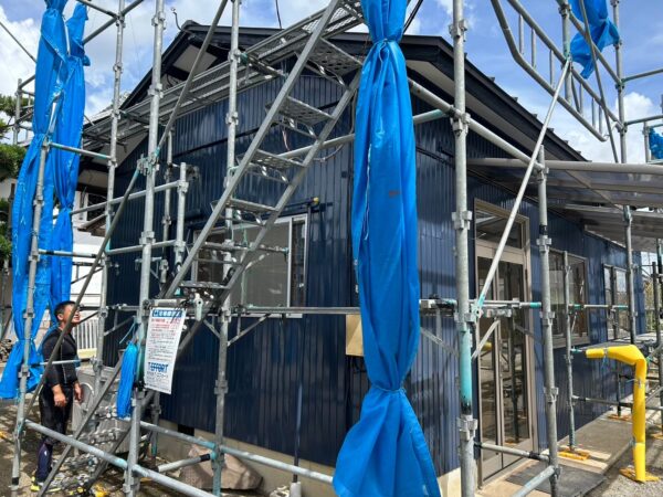 千葉市稲毛区にて外壁塗装・屋根塗装〈トタン外壁・波板スレート改修〉の施工後写真