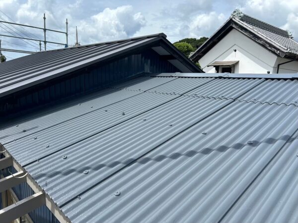 千葉市稲毛区にて外壁塗装・屋根塗装〈トタン外壁・波板スレート改修〉の施工後写真