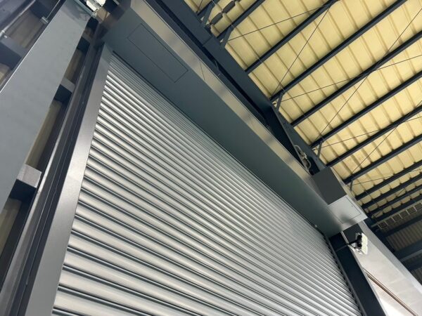 千葉市花見川区にて倉庫の補修塗装工事〈シャッター枠・塗床施工〉の施工後写真