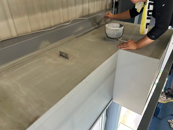 千葉市花見川区にて倉庫の補修塗装工事〈シャッター枠・塗床施工〉の施工前写真