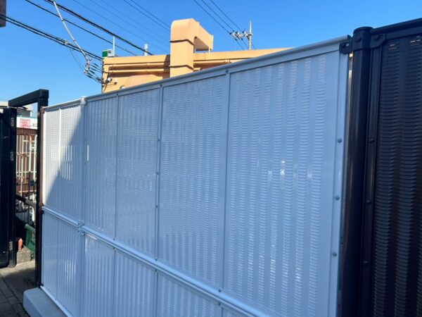 千葉市稲毛区周辺にて鉄部塗装〈駐車場フェンスのメンテナンス〉の施工前写真