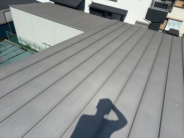 千葉市稲毛区周辺で屋根塗装〈金属屋根のサビ止め塗り替え〉の施工前写真