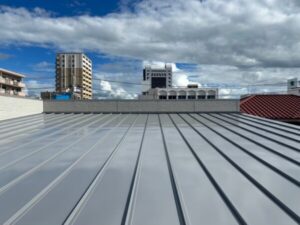 千葉市稲毛区周辺で屋根塗装〈金属屋根のサビ止め塗り替え〉