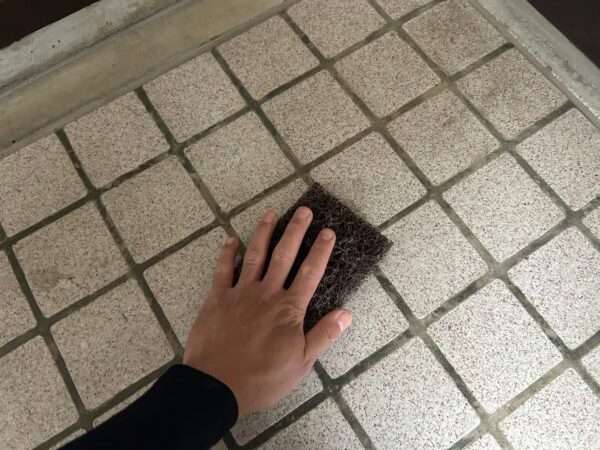 千葉市稲毛区周辺にて玄関床の塗装〈タイル・コンクリートの汚れ〉の施工前写真