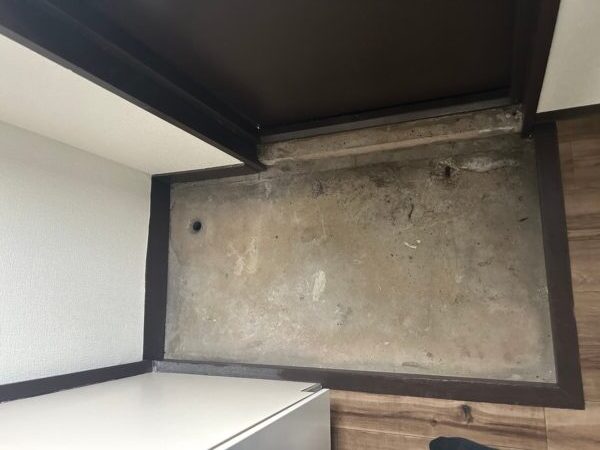 千葉市稲毛区周辺にて玄関床の塗装〈タイル・コンクリートの汚れ〉の施工前写真