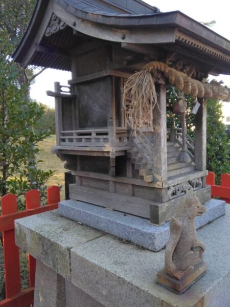千葉市中央区にてお社の木部アク洗い・塗装の施工前写真