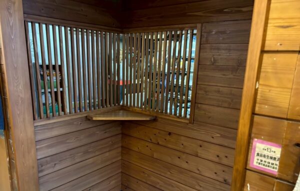 千葉市若葉区にて内装の木部塗装〈店舗内増築部〉の施工後写真