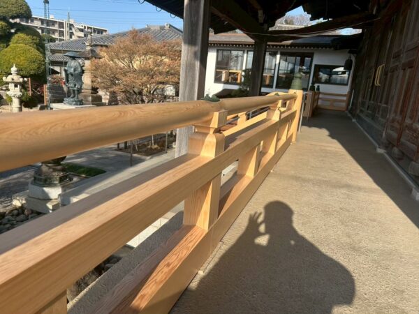 千葉市中央区にて木部塗装・アク汚れ洗浄〈お寺の美観回復〉の施工後写真