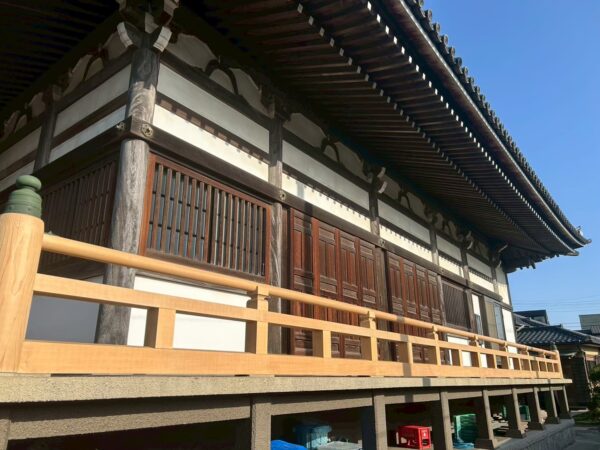 千葉市中央区にて木部塗装・アク汚れ洗浄〈お寺の美観回復〉の施工後写真