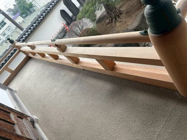 千葉市中央区にて木部塗装・アク汚れ洗浄〈お寺の美観回復〉の施工前写真
