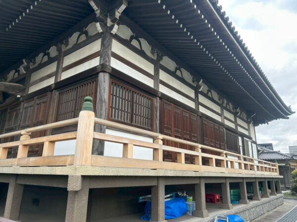 千葉市中央区にて木部塗装・アク汚れ洗浄〈お寺の美観回復〉の施工前写真