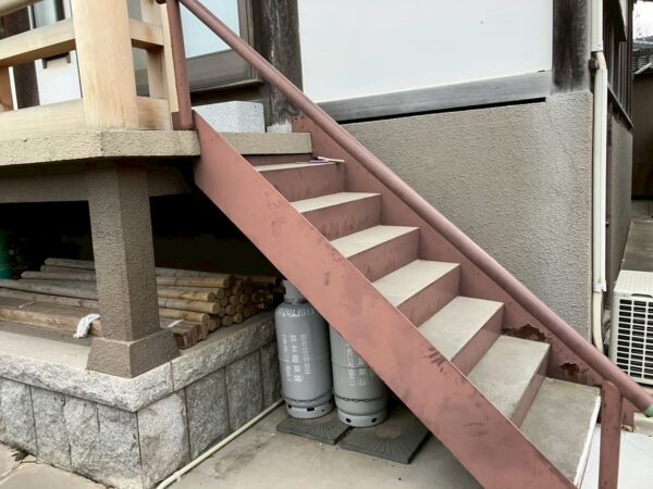 千葉市美浜区にてお寺の鉄骨階段塗装メンテナンスの施工前写真