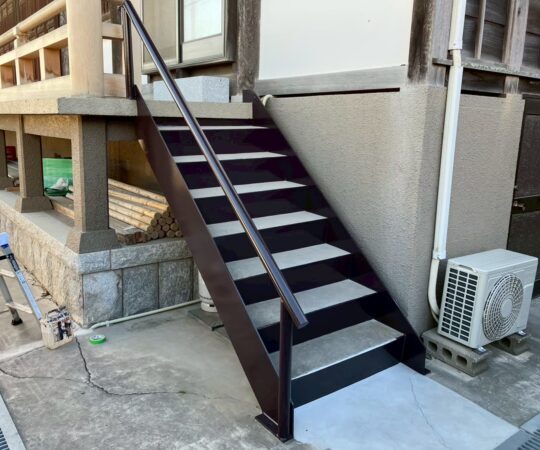 千葉市美浜区にてお寺の鉄骨階段塗装メンテナンスの施工後写真