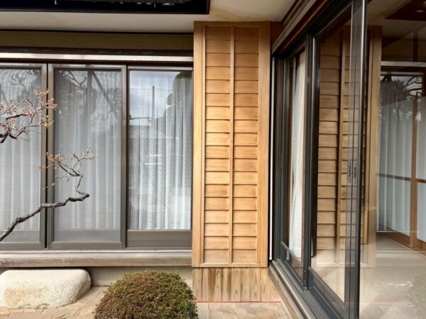 千葉市稲毛区にて戸袋の木部塗装〈汚れ洗浄・塗装〉の施工前写真