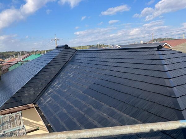 千葉市花見川区にて屋根塗装〈経年劣化によるひび割れ〉の施工前写真