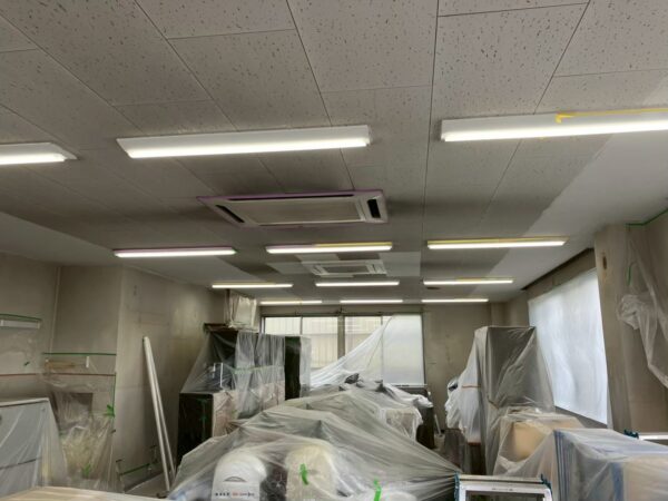 千葉市若葉区にて内装塗装工事〈天井・窓の木枠〉の施工前写真