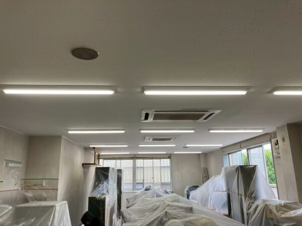 千葉市若葉区にて内装塗装工事〈天井・窓の木枠〉の施工後写真