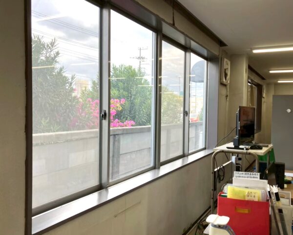 千葉市若葉区にて内装塗装工事〈天井・窓の木枠〉の施工後写真